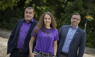Thomas Mertens (l.) ist der Landratskandidat der Europapartei Volt und Sophie Grawe tritt für den Wahlbezirk Büren an. Thomas Willeke unterstützt Mertens im Wahlkampf. - (C) OstWestfalen-Lippe Fotografie