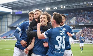 Führungstorschütze Mael Corboz wird von seinen Mitspielern gefeiert. - Oliver Krato