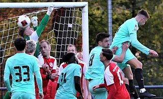 Dicke Luft im RWK-Strafraum: Der Ball fliegt an Torwart Finn-Luis Patzek und den anderen Spielern ins Toraus. - Egon Bieber