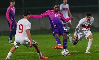Ilyas Ansah (M.) kommt im U20-Länderspiel gegen die Türkei zum Abschluss. Der SCP-Stürmer blieb zwar torlos, konnte aber mit der deutschen U20 einen 2:0-Sieg feiern. - picture alliance