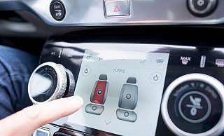 Besser vor der Fahrt ausprobieren: Gerade bei Autos mit Touchdisplay können sich bestimmte Bedienelemente im Menü verstecken und sind nicht ohne Suchen und Tippen erreichbar. - Florian Schuh/dpa-tmn