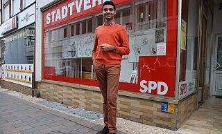 Mit 23 Jahren ist Ali Chaudry das jüngste Mitglied des Lübbecker Stadtrates. Er gehört der SPD-Fraktion an und verdankt der Partei viel, wie er sagt. - Frank Hartmann