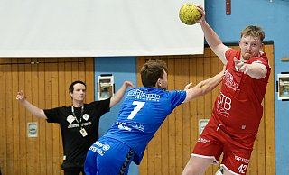 Altenhagen-Heepens Hannes Krassort ist Jöllenbecks Benny Gehring entwischt und trifft für die TSG-Reserve. - Peter Unger