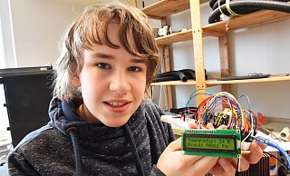Die Wetterstation von Simon Claas zeigt auf dem Display im Fünf-Sekunden-Takt Informationen zu Temperatur, Luftfeuchtigkeit, Luftdruck und Co. an. - Jens Dünhölter