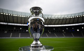 Um diesen Pokal geht es bei der EM, aber auch um viel Geld für die Nationalspieler. - Sebastian Gollnow/dpa