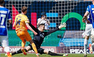 Hoffenheims Maximilian Beier (l) erzielt gegen Darmstadt das Tor zum 5:0 - Torwart Alexander Brunst ist chancenlos. - Uwe Anspach/dpa