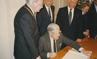 Im Juli 1988 trug sich Helmut Schmidt in Paderborns Goldenes Buch ein. Hinter ihm zu sehen sind: Damaliger Bürgermeister Willi Lüke, der Vorsitzende der Liborigilde, Anton Osterhus, Landrat Joseph Köhler sowie die stellvertretende Bürgermeisterin Paula Hermes. - Stadt- und Kreisarchiv Paderborn