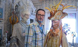 Mit der Kostümgruppe "Kinder des Lichts" räumte Horst Raack 2019 beim Karneval in Venedig ab. - Mareike Patock