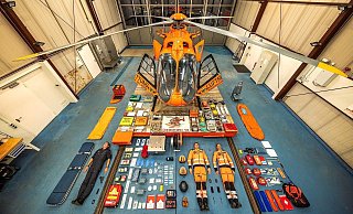 Akkurat angeordnet: Während Rettungshubschrauber Christoph 13 über allem im Hangar an der Rosenhöhe zu stehen scheint, liegen unter ihm auf dem Boden all seine „Rettungsmittel" und seine Besatzung. Bei der Tetris-Challenge im Internet präsentieren europaweit Einsatzkräfte ihre Fahrzeuge samt Inhalt von oben. - Christoph Ulonska/Christoph 13
