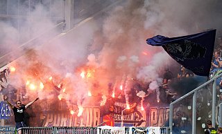 Die rund 600 mitgereisten SCP-Fans sollten ihre Mannschaft am Darmstädter Böllenfalltor lautstark unterstützen. Leider wurden im Gästeblock jedoch Bengalos entzündet, so dass der Verein nun wohl Post vom DFB bekommt. - picture alliance/dpa