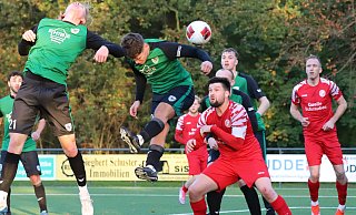 Der FC RW Kirchlengern (Dennis Quirin und Lennard Wüllner in Rot) ließ dem engagierten TSV Oerlinghausen (Philipp Düsterdiek und Fynn Mosebach in Grün) keine Chance. - N. Gessat