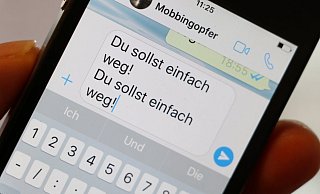 Schnell geschrieben: Die Folgen von Mobbing via WhatsApp oder anderen Diensten sind dagegen länger anhaltend. - Holger Kosbab