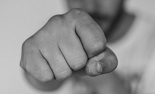 Vier Männer waren nicht in der Lage zu einem Gespräch - sie verprügelten ein Paar. - Symbolbild Pixabay