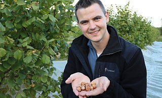 Markus Tegethoff aus Bad Lippspringe zeigt Haselnüsse aus heimischer Produktion. - Alexander Graßhoff