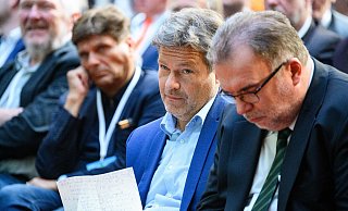 Bundeswirtschaftsminister Habeck (2.v.r.) und Industriepräsident Siegfried Russwurm (r) neim BDI-Klimakongress in Berlin. - Bernd von Jutrczenka/dpa