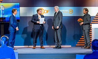XY-Moderator Rudi Cerne (l.) und Schauspieler Sebastian Sröbel (r.) flankieren Dennis Hennig und Horst Seehofer. - ZDF / Svea Pietschmann