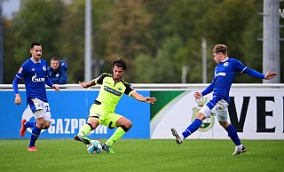 Marco Terrazzino (r.) sichert im Testspiel beim FC Schalke 04 den Ball vor Steven Skrzybski. - imago images/Revierfoto
