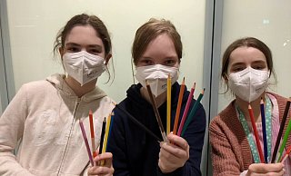 Luzie, Maya und Layla (v. l.) haben mit ihrem Buntstift-Test überzeugt: Für sie geht es zum "Jugend forscht"-Landeswettbewerb. - Ingrid Löcke