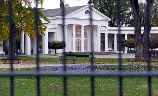 Hinter Gittern: Das von Peter Joseph Lenné zwischen 1851 und 1853 angelegte heutige Gartendenkmal will der CDU-Ratsherr und Stadtheimatpfleger Klaus Peter Schumann wieder einzäunen. - Thorsten Gödecker