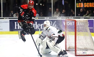 Zum Abheben: Die Herforder Ice Dragons mit Gleb Berezovskij schafften die Sensation in Hannover. - Jürgen Feyerabend