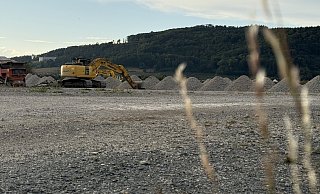 Der Bagger bricht den Schotter auf, der anschließend in einer Brechanlage (links) zerkleinert wird. - Ralf T. Mischer Der Bagger bricht den Schotter auf, der anschließend in einer Brechanlage (links) zerkleinert wird. - Ralf T. Mischer