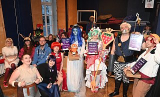 Die Jury (l.) mit den Gewinnern des Cosplay-Wettbewerb, Lina als Emily the Corpse Bride, Alida als Hatsune Miku, „Axthand Morgen“ alias Connor und Tara als Shanks. - Thomas Kube