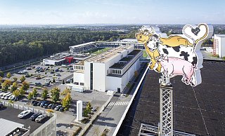 Das meterhohe Tönnies-Logo ist schon von weitem zu erkennen - und spätestens nach dem Corona-Ausbruch im vergangenen Jahr weltweit bekannt.  - Tönnies