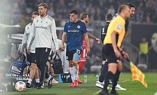 In der 68. Minute der Partie gegen Fortuna Düsseldorf verlässt Arminia-Profi Stefano Russo (Mitte) mit ernster Miene das Spielfeld (links Mannschaftsarzt Stefan Budde). - Teresa Kroeger