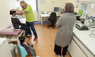 Der pensionierte Kinderarzt Wolfgang Adam (75) zählt zu den Vertretungen, die die Bielefelder Kinderarztpraxis an der Obernstraße in Bielefeld vor der Schließung bewahrt haben. Bis jetzt. - Peter Unger