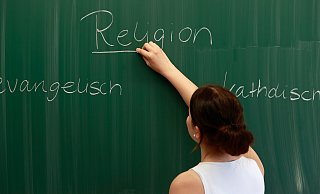 Religion spielt an den Löhner Grundschulen eine wichtige Rolle - auch wenn sie sich nicht zu einem Glauben bekennen. Auch deshalb sehen Kirchen und Verwaltung kein Problem darin, mehrere Einrichtungen zu Gemeinschaftsschulen zu machen. - picture alliance/dpa