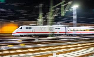 Ein ICE der Deutschen Bahn fährt in einen Bahnhof ein: Nach einer Raucherpause hat sich ein Mann in Bayern bei Tempo 282 außen an einen ICE geklammert. - Symbolbild: Christoph Soeder/dpa Ein ICE der Deutschen Bahn fährt in einen Bahnhof ein: Nach einer Raucherpause hat sich ein Mann in Bayern bei Tempo 282 außen an einen ICE geklammert. - Symbolbild: Christoph Soeder/dpa