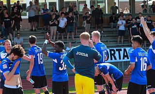 Arminias U23 verabschiedet sich am 21. Mai 2018 nach dem Spiel gegen Rheine von der Rußheide und den Fans. Links Arminias Finn Holsing, der schon Chef des NLZ war. - Andreas Zobe
