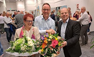 Blumen gibt es für Gudrun Bauer, die als Bürgermeisterkandidatin für Move angetreten war, und für den Amtsinhaber Theo Mettenborg (m.), der auch künftig der Bürgermeister von Rheda-Wiedenbrück ist. Christoph Krahn, Erster Beigeordneter, gratuliert. - Marion Pokorra