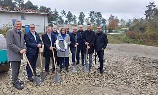 Offizieller Baustart: Matthias Goeken (v. l.), Leander Sasse, Tobias Scherf, Josef Schrader, Ministerin Ina Scharrenbach, Andreas Braunst, Hubertus Kuhaupt, Patrick Engelbracht, Andreas Niggemeyer und Thomas Kalman. - Dieter Scholz