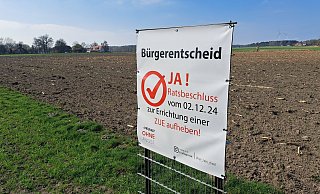 Auf der Fläche, wo das Land eine Zentrale Unterbringungseinrichhtung (ZUE) für Geflüchtete bauen will, hat die Bürgerinitiative "In Vielfalt, ohne Angst" ein neues Banner aufgestellt. - Marion Pokorra Auf der Fläche, wo das Land eine Zentrale Unterbringungseinrichhtung (ZUE) für Geflüchtete bauen will, hat die Bürgerinitiative "In Vielfalt, ohne Angst" ein neues Banner aufgestellt. - Marion Pokorra
