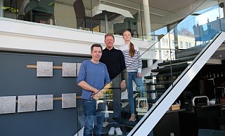 Küchenchef Heiko Kurze (vorne), Architekt Gottfried Kasel und Tochter Johanna Kurze auf der neugestalteten Treppe im Restaurant "Jordans". - Nicole Bliesener