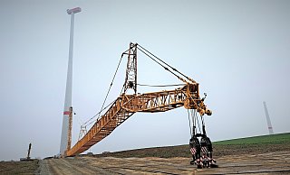 Im Aufbau: Drei neue Windkraftanlagen zwischen Bredenborn und Bellersen. - Madita Schellenberg
