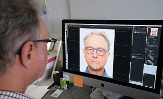 Andreas Bohla hat sein eigenes Passbild in die Software auf seinem Rechner geladen. Der Bad Oeynhausener Fotograf ist im weiteren Umkreis der einzige, der bisher für das digitale Verfahren zertifiziert ist. - Nicole Bliesener