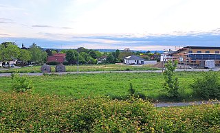 Dort sollen sie hin: Zwei Mehrfamilienhäuser werden am „Eingang“ des neuen Baugebietes in Marienmünster entstehen. Vielleicht schon bald. - Madita Schellenberg