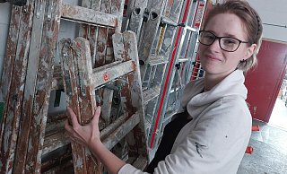 Johanna Kayser ordnet die Leitern. In der Malerwerkstatt der Warburger Caritas-Einrichtung auf der Laurentiushöhe sind sie mit Meister und zwei Gesellen zu dritt. - Neue Westfälische