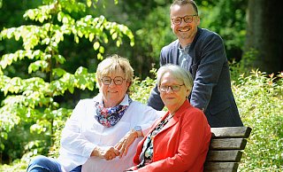 Austausch: Die Vorsitzende des örtlichen Seniorenbeirats, Beate Albers (l.), die seniorenpolitische Sprecherin des SPD-Stadtverbandes, Hildegard Telgheder, und SPD-Bürgermeisterkandidat Philipp Knappmeyer. - SPD Lübbecke