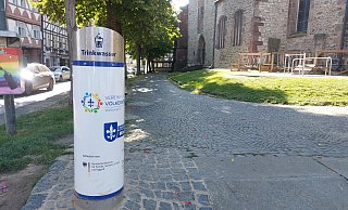 In direkter Nachbarschaft zur Hauptstraße gegenüber der Einfahrt zur Hellepfortengasse steht in Warburg an der Neustadt-Kirche eine Trinkwassersäule. Drumherum die Reste einiger Luftballons. Mit Wasser gefüllt ein beliebter Kinderspaß. - Dieter Scholz In direkter Nachbarschaft zur Hauptstraße gegenüber der Einfahrt zur Hellepfortengasse steht in Warburg an der Neustadt-Kirche eine Trinkwassersäule. Drumherum die Reste einiger Luftballons. Mit Wasser gefüllt ein beliebter Kinderspaß. - Dieter Scholz