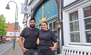Die Geschwister Toni und Kristina Yüksel sind die neuen Pächter des Café-Bistros Anker-Villa an der Langen Straße in Wiedenbrück. - Marion Pokorra Die Geschwister Toni und Kristina Yüksel sind die neuen Pächter des Café-Bistros Anker-Villa an der Langen Straße in Wiedenbrück. - Marion Pokorra