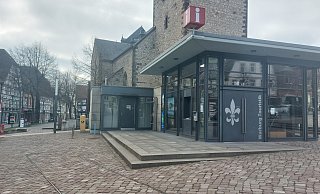 Die Stadtwerke werden den Info-Pavillon, der auf dem Neustädter Marktplatz seit 2002 steht, für den Gastro-Betrieb erweitern. - Dieter Scholz