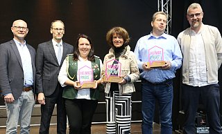 Der künftige und der scheidende Bürgermeister Christian Antl (v. l.) und Bernd Poggemöller gratulieren Tanja Horstmann (Schützengesellschaft Obernbeck), Elvira Haake (Förderkreis Kirchenmusik Obernbeck) und Manfred Kröger (Imkerverein) gemeinsam mit Moderator Daniel Schneider. - Anthea Moschner