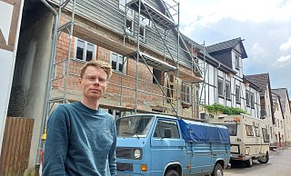 Der Leipziger Architekt Leon Sandten, ein gebürtiger Warburger, saniert an der Stadtmauer in der Altstadt ein altes Fachwerkhaus. Das kleine Wohngebäude aus dem Beginn des 18. Jahrhunderts wurde mehrfach umgebaut. Die Bausubstanz marode, sollte es abgerissen werden. Sandtens Eltern entdeckten das Haus, der Sohn bringt Know-how und Ideen mit. - DIeter Scholz