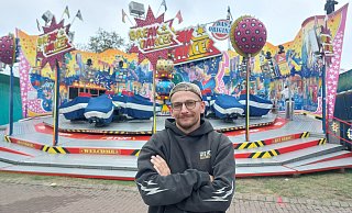Mike Vespermann, Inhaber des originalen Breakdancer, auf der Warburger Oktoberwoche. - Dieter Scholz