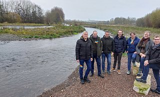 Ortsvorsteher Thomas Vonde (v. l.), Verbandstechniker Ulrich Klare, Bauleiter Klaus Leifels (UIH), Verbandsgeschäftsführer Anderas Fornefeld, Markus Busche von der Bezirksregierung, Projektleiter Bernd Schackers (UIH) und Bürgermeister Tobias Scherf. - Dieter Scholz