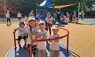 Anna (v.l.), Yana und Magalie von der Kita Tausendfüßler freuen sich, auf dem neuen Spielplatz im Kreis Gütersloh toben zu können. Das Karussell ist ebenerdig montiert und so auch im Rollstuhl zu erreichen. - Marion Pokorra