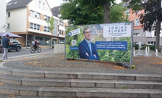 Kommunalwahl 2025: Wahlplakat Tobias Scherf am Gebrüder-Warburg-Platz in Warburg. Der Amtsinhaber trat vor fünf Jahren für die CDU an. Jetzt stellt er sich als unabhänger Kandidat dem Votum der Wählerinnen und Wähler. - Dieter Scholz Kommunalwahl 2025: Wahlplakat Tobias Scherf am Gebrüder-Warburg-Platz in Warburg. Der Amtsinhaber trat vor fünf Jahren für die CDU an. Jetzt stellt er sich als unabhänger Kandidat dem Votum der Wählerinnen und Wähler. - Dieter Scholz